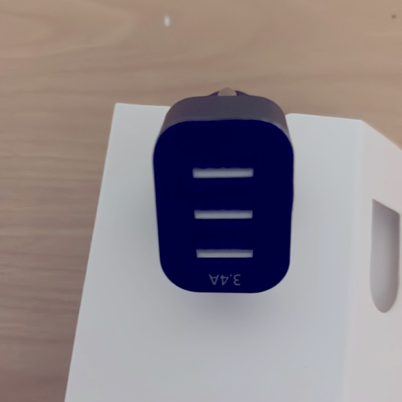 Loose Merkury brand car charger, input: 12 V – 24V DC output: 5V – 3.4A - Picture 3 of 4